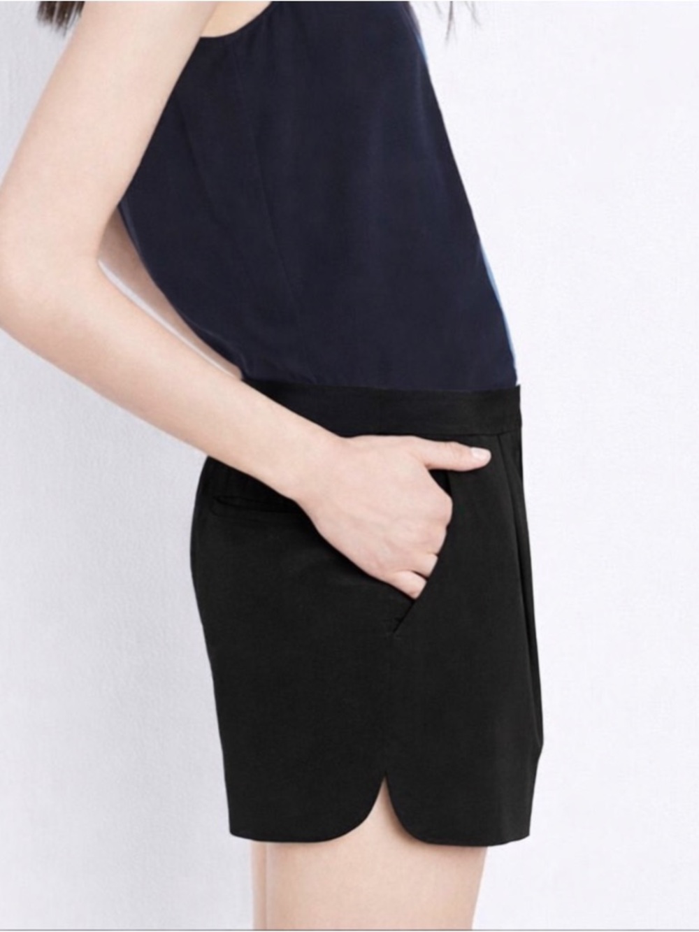 VINCE | Revolve Dan 100% Silk Pleated Shorts in Black, Size 6 - Picture 2 of 8